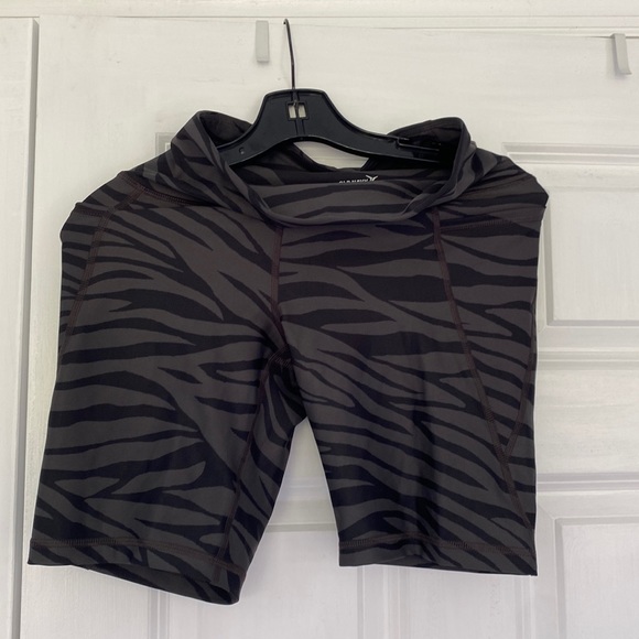 Old Navy Power Soft Biker Shorts Size Medium - Picture 1 of 3